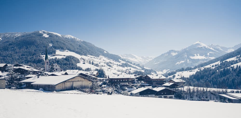 Wintersport in dorp Alpbach in Ski Juwel Alpbachtal Wildschönau in Oostenrijk