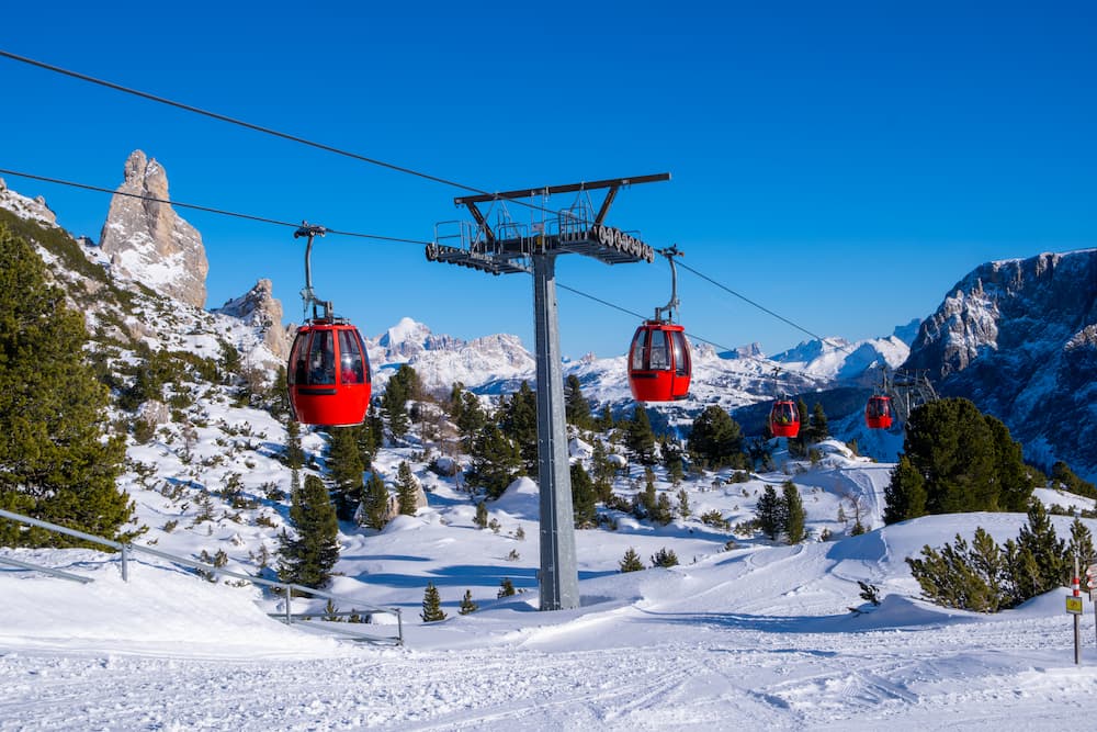 Wintersport in Drei Zinnen Dolomiten gondel