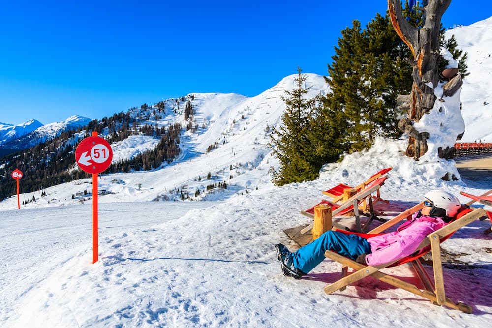 Wintersport: ligstoel op een piste in Tirol