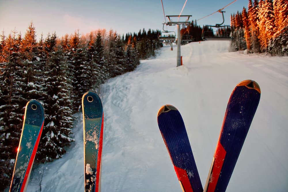 Ski vanuit skilift met zonsondergang in Trysil ski-resort Noorwegen