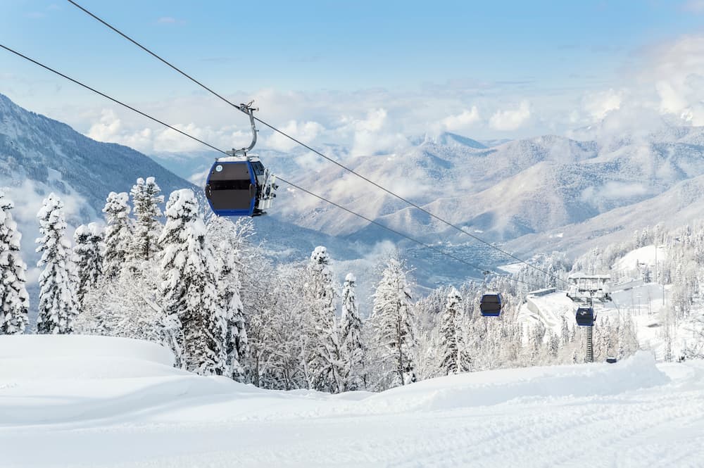 Wintersport algemeen skipiste gondel in de sneeuw