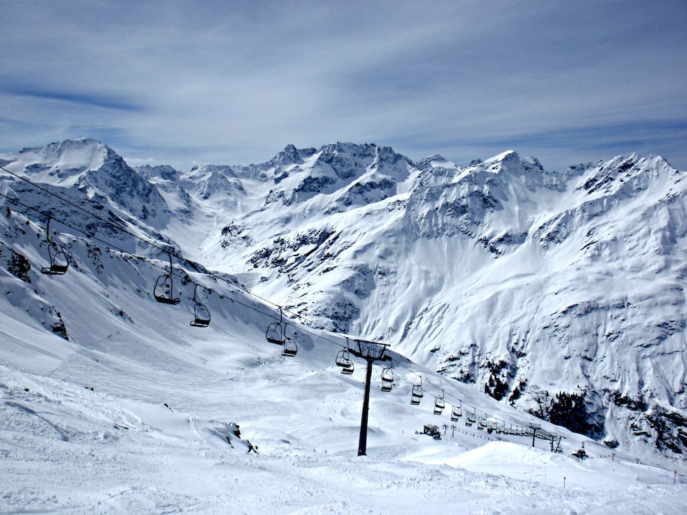 Wintersport Oostenrijk St.Anton Alrberg skilift in de bergen
