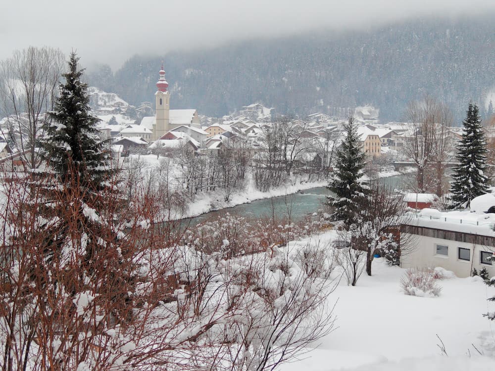 Riviertje Pfunds dorp in Skiparadies Reschenpass in Oostenrijk