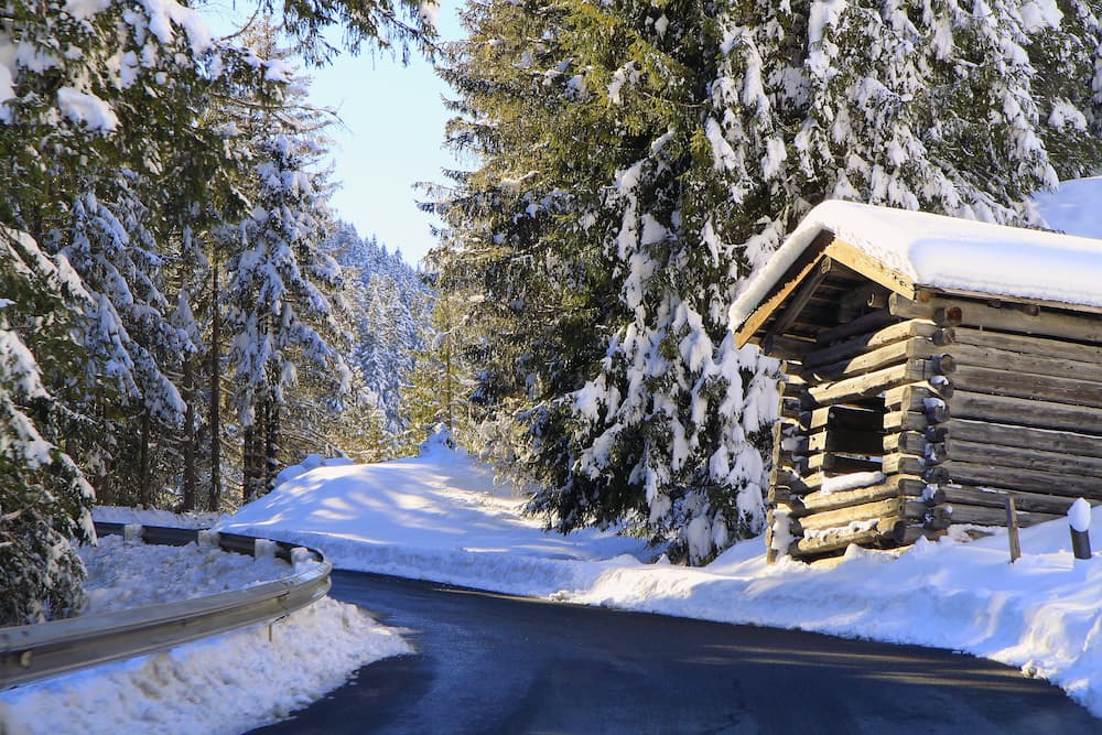Weg naar een hutje met besneeuwde bomen vlak bij Neustift Stubaier Gletscher