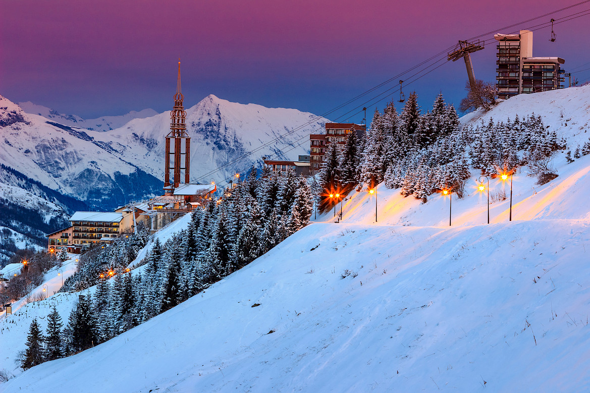 wintersport frankrijk les 3 vallees les menuires in de avond