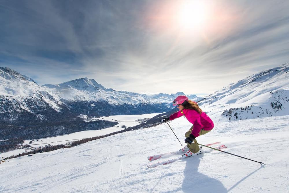 Vrouw aan het skiën in Zwitserland