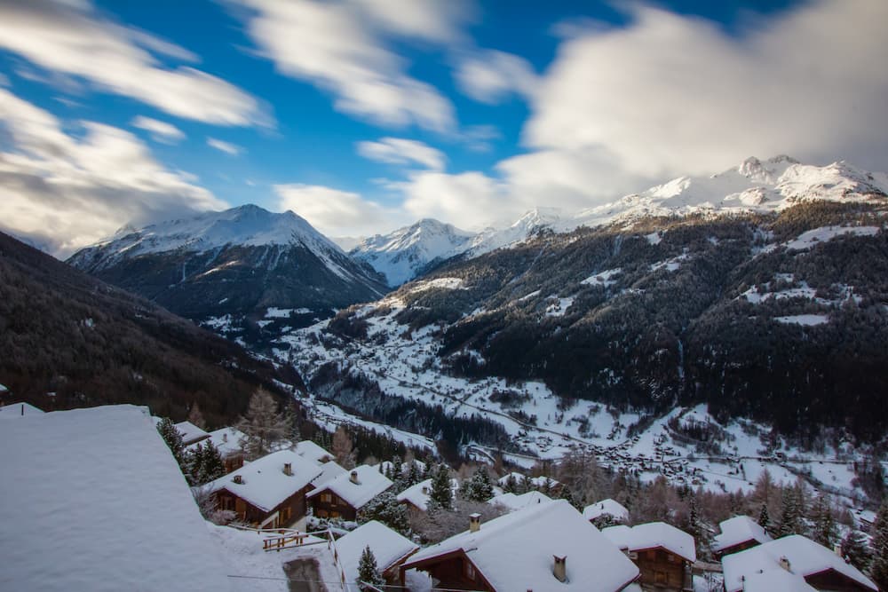 Wintersport in Val d'Anniviers in Zwitserland: uitzicht op dorp