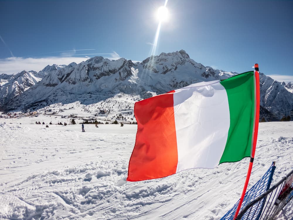 Ponte di Legno Tonale: skigebied waar Passo del Tonale ligt met de Italiaanse vlag