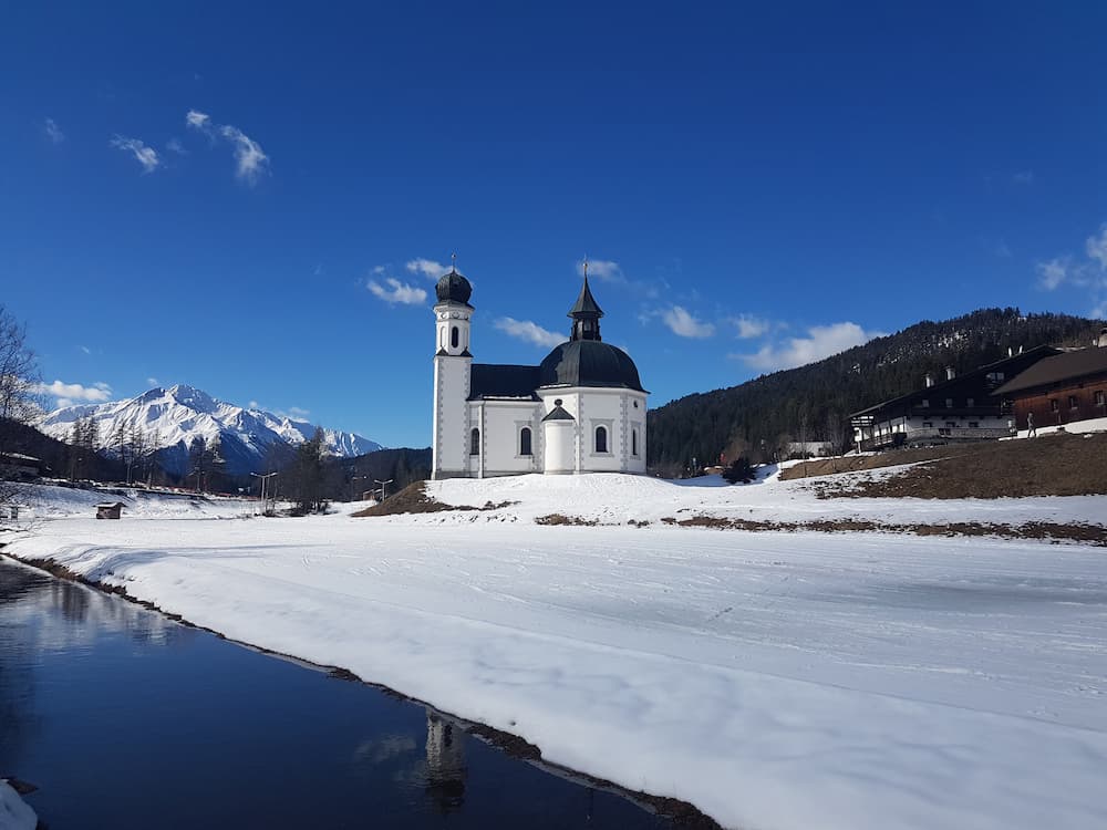 Wintersport in Seefeld in Oostenrijk: kerkje