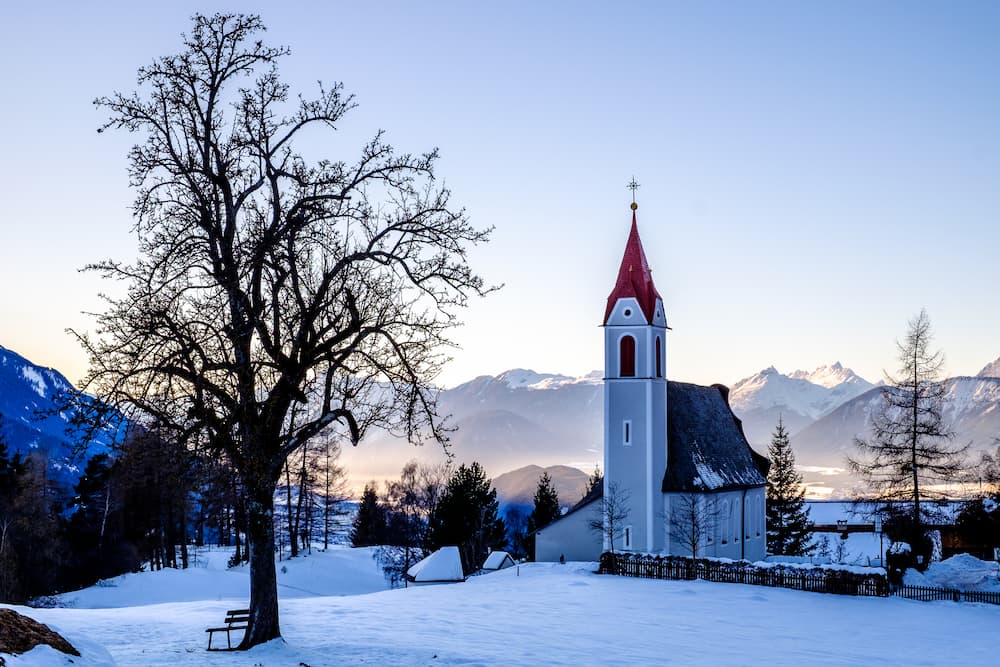 Wintersport in M&ouml;sern in Seefeld in Oostenrijk: kerk