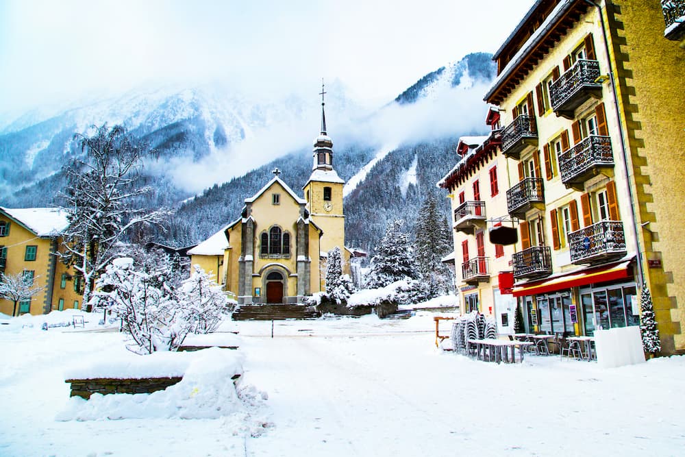 Chamonix stad in Frankrijk met kerkje