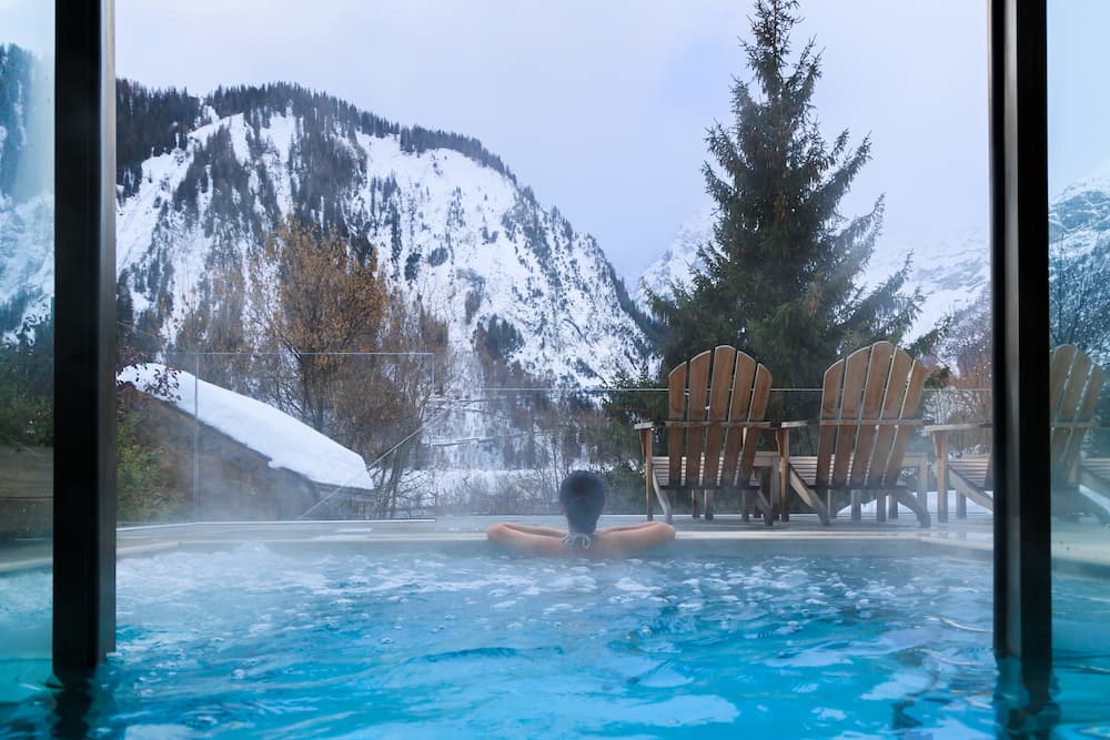 Wintersport: zwembad met uitzicht op de bergen