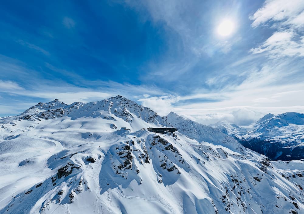 Wintersport in Les 4 Vallées in Zwitserland: La Tzoumaz met een berg