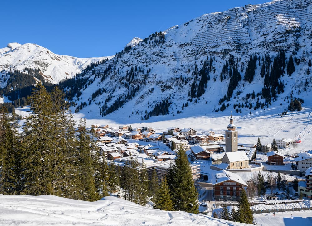 Wintersport in Ski Arlberg in Oostenrijk: dorp in Lech