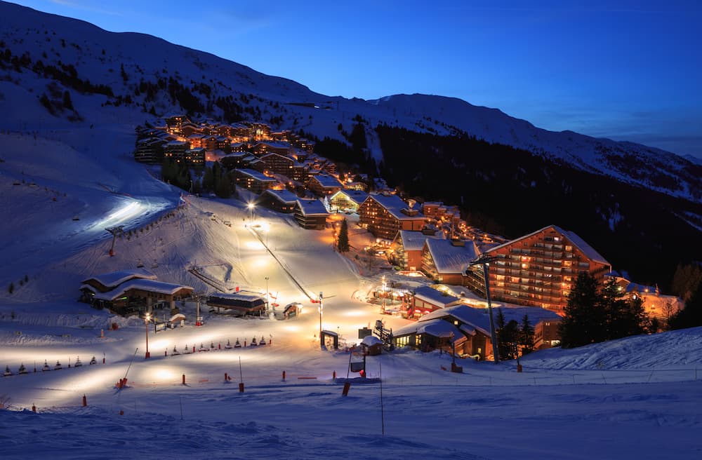 Wintersport in de avond: dorp Méribel in Frankrijk