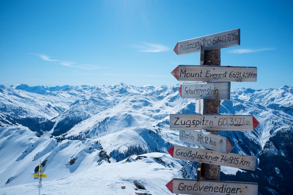 Wintersport in Oostenrijk: piste in Kitzbühel met een bord