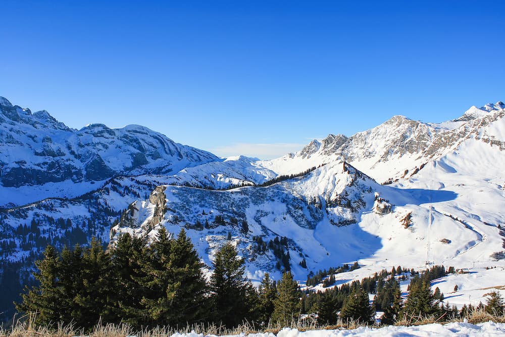 Besneeuwde bergen in Portes du Soleil bij Avoriaz in Frankrijk