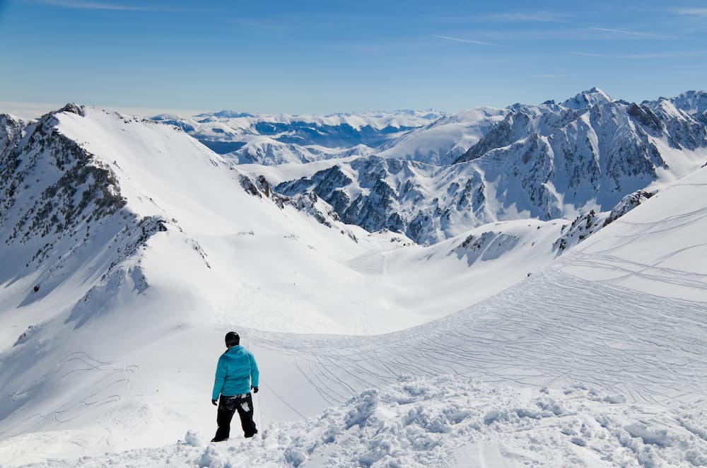 Wintersport in de Pyreneeen in Frankrijk: bergen met een ski&euml;r