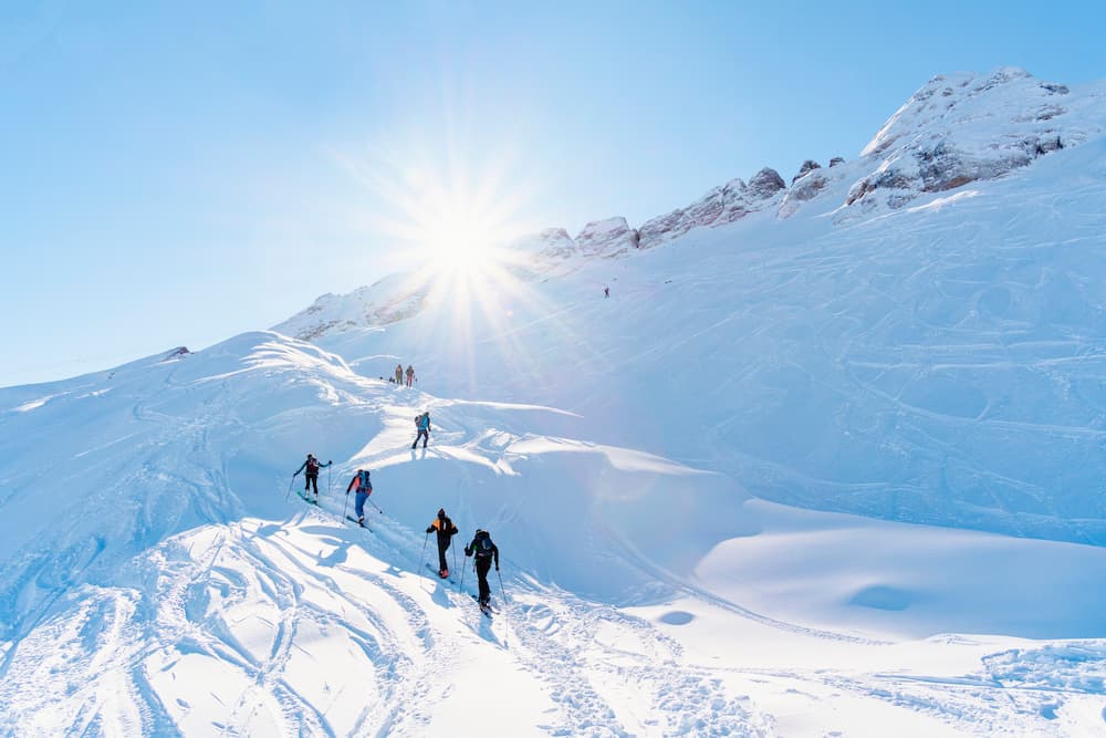 Wintersport: alpinisten op de berg in de zon