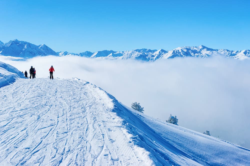 Wintersport in Oostenrijk: de Zillertal Arena met piste en wolken