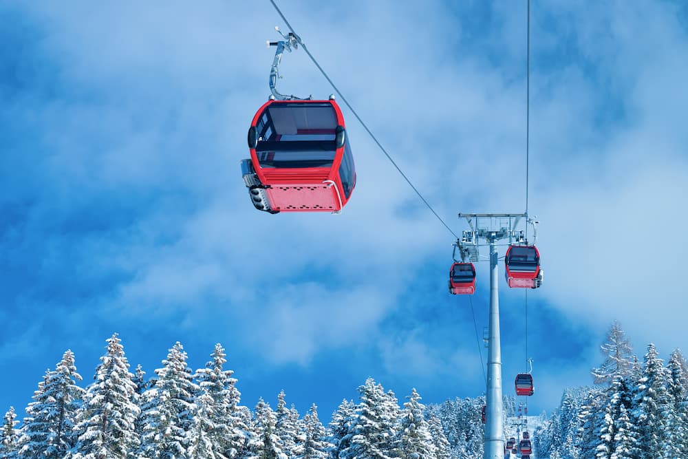 Wintersport in de Zillertal Arena in Oostenrijk: rode gondel
