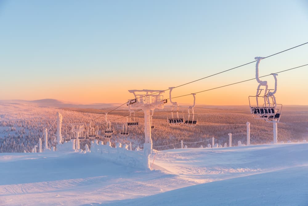 Fins Lapland besneeuwde skilift en gekleurde lucht in Levi