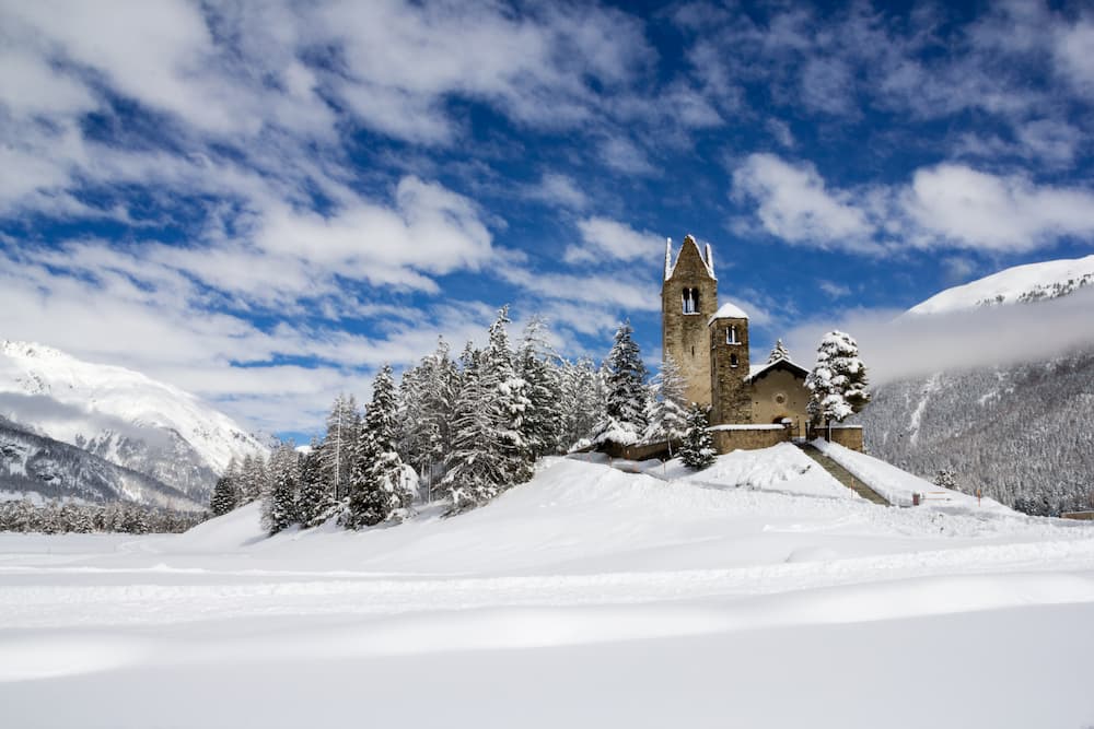 Wintersport in Graub&uuml;nden in Zwitserland: kerk
