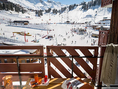 Résidence Bellecôte La Plagne Frankrijk uitzicht op de piste vanaf het balkon