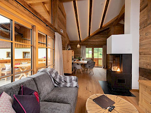 Chalet Lois Oostenrijk woonkamer met open haard