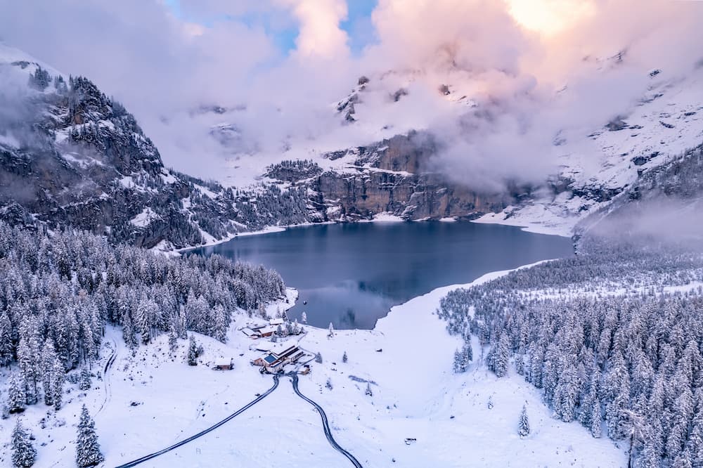 Wintersport in Berner Oberland in Zwitserland: Oeschinensee