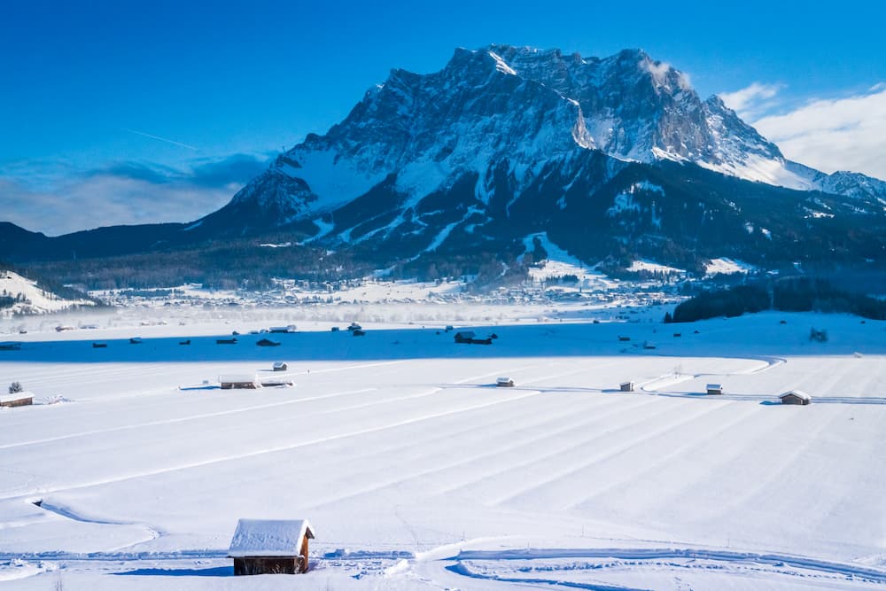 Mittenwald in Duitsland: huisje in de sneeuw en met een berg