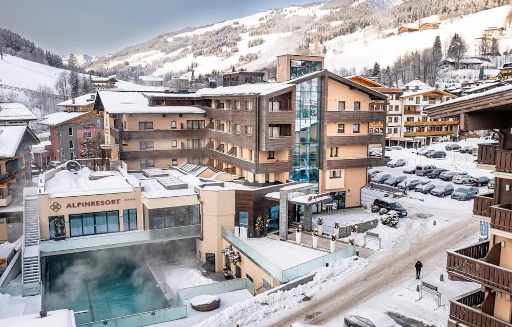 Alpinresort ValSaa Saalbach buitenkant met buitenzwembad