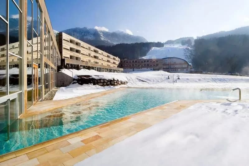 Falkensteiner Hotel & Spa Carinzia Oostenrijk zwembad met uitzicht op de piste
