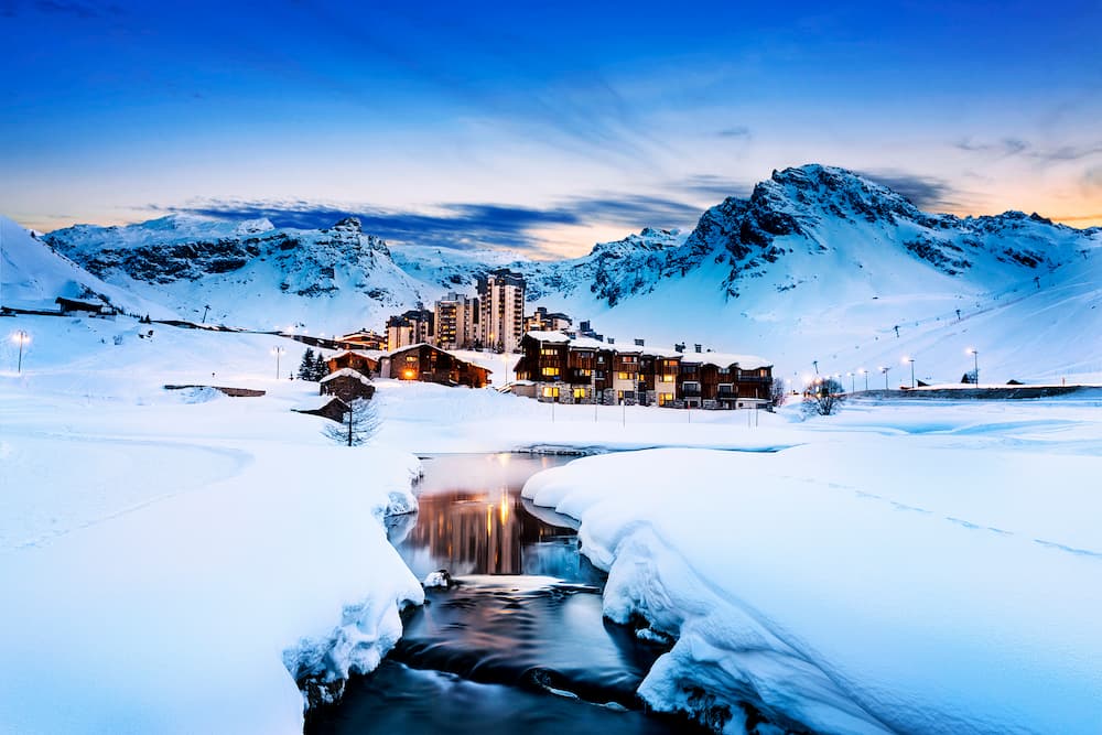 Wintersport in Tignes in Val d'Isere: dorp met bergen