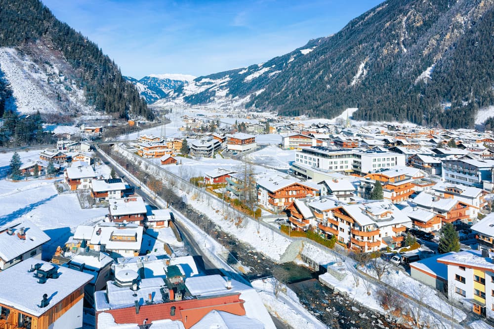 Wintersport in dorp Mayrhofen in het Zillertal in Oostenrijk in Zillertal 3000