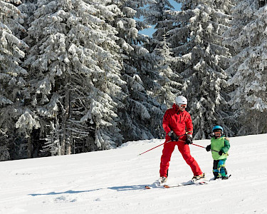 Wintersport: skiles aan een kind