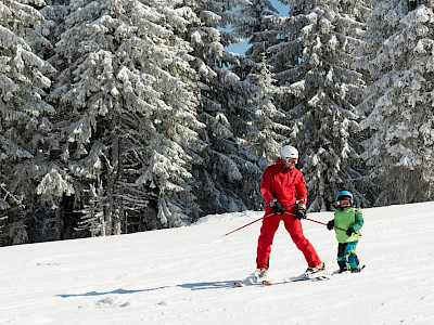 Wintersport: skiles aan een kind