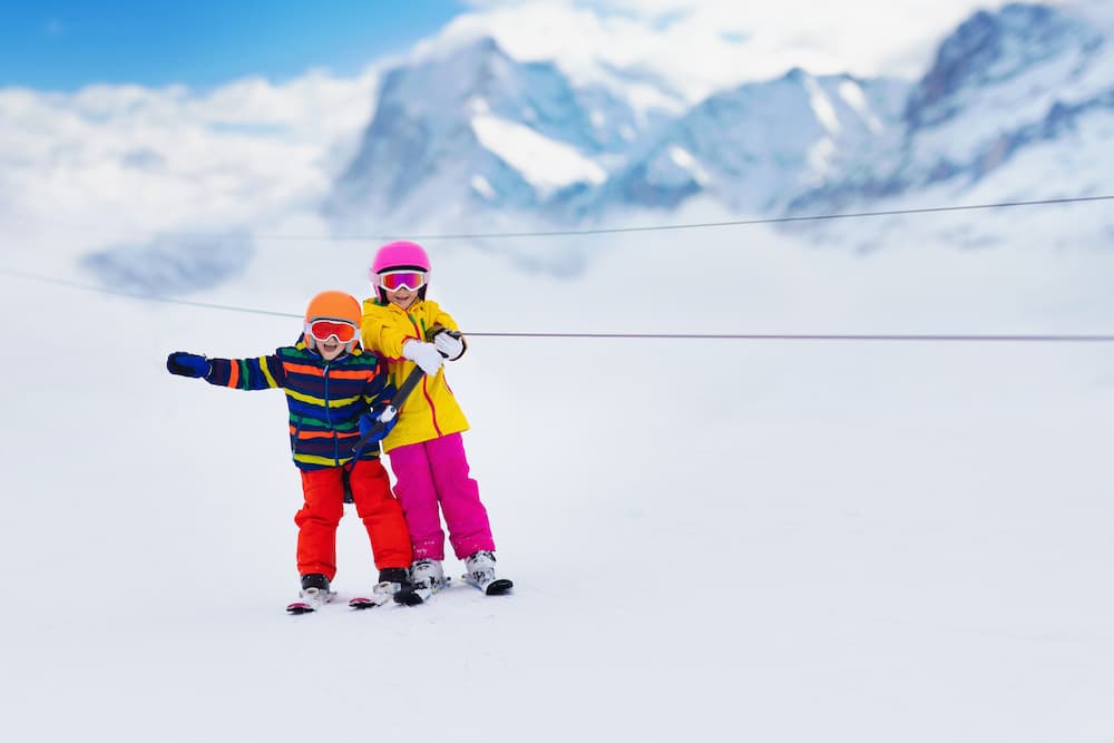 Wintersport sleeplift met kinderen